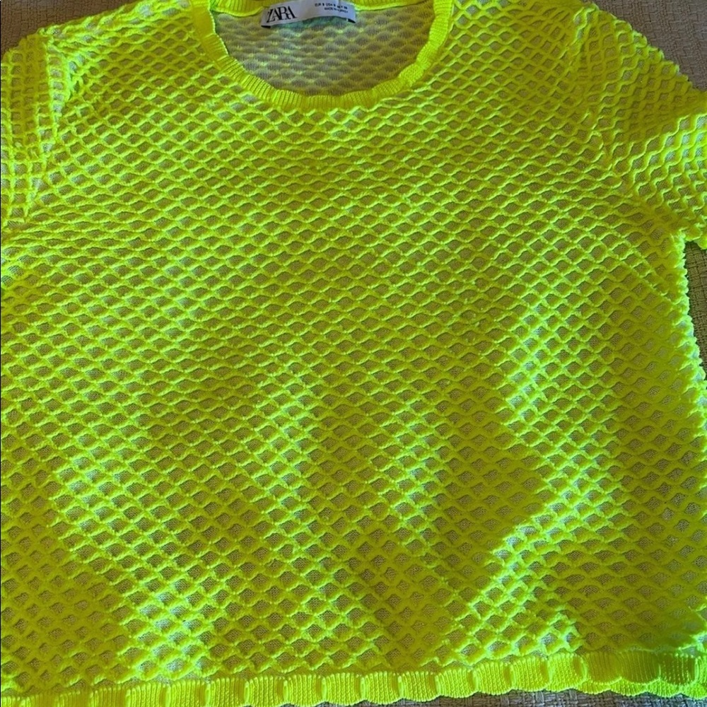 Zara neon yellow sweater
Small
Great condition